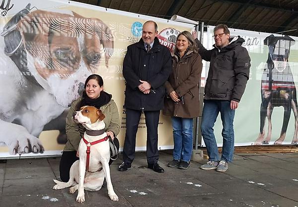 Vertreter des Bonner Tierschutzes mit dem Bahnhofsmanager