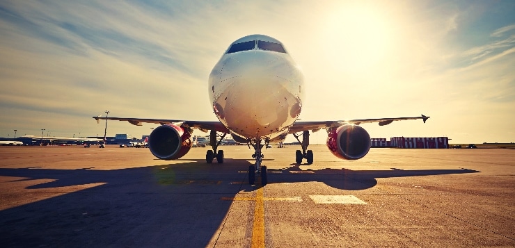 Flugzeug auf der Rollbahn an einem Flughafen