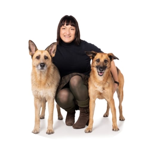 Kinga Rybinska mit ihren Hunden Fasa und Tola.