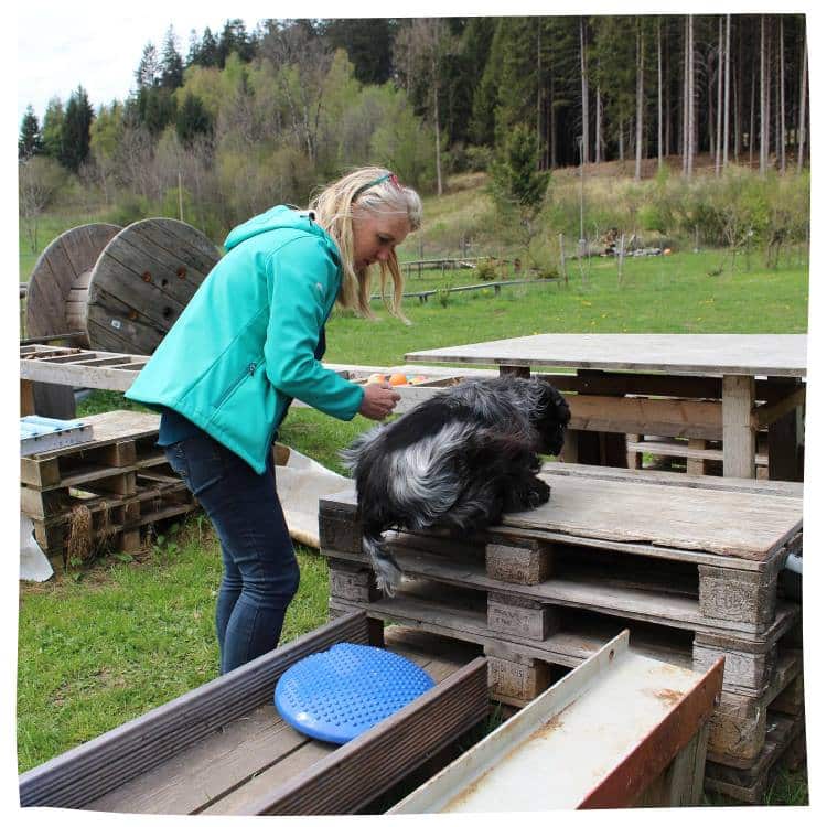 Anja Hanzel an einer Station im Naturhundegarten