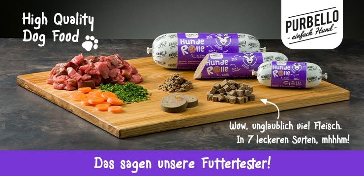 Die Purbello HundeRolle in Wurstform liegt auf einem Brett. Das Futter sowie die Zutaten sind zu sehen.