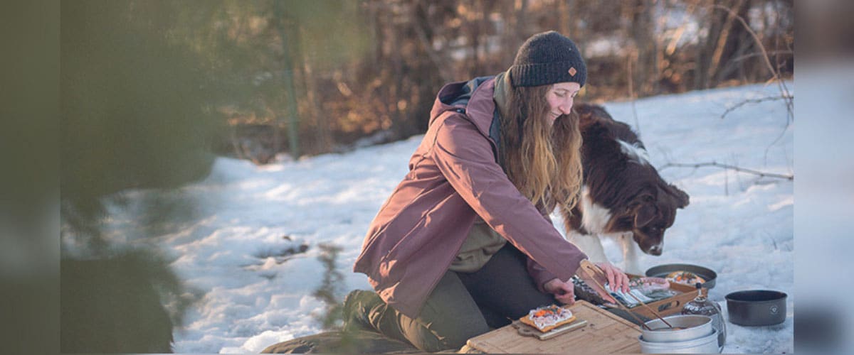 Outdoor-Aktivität mit Wilda Stretch Jacke und Hund im Schnee