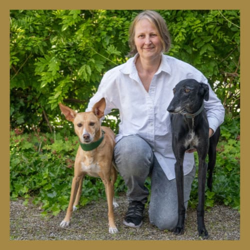 Susanne C. Steiger mit Podengo Paula und Galgo Lora.